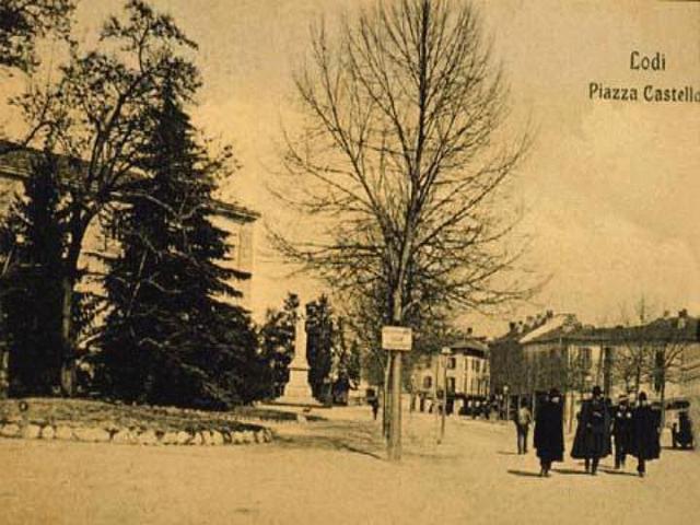piazza castello 3.JPG